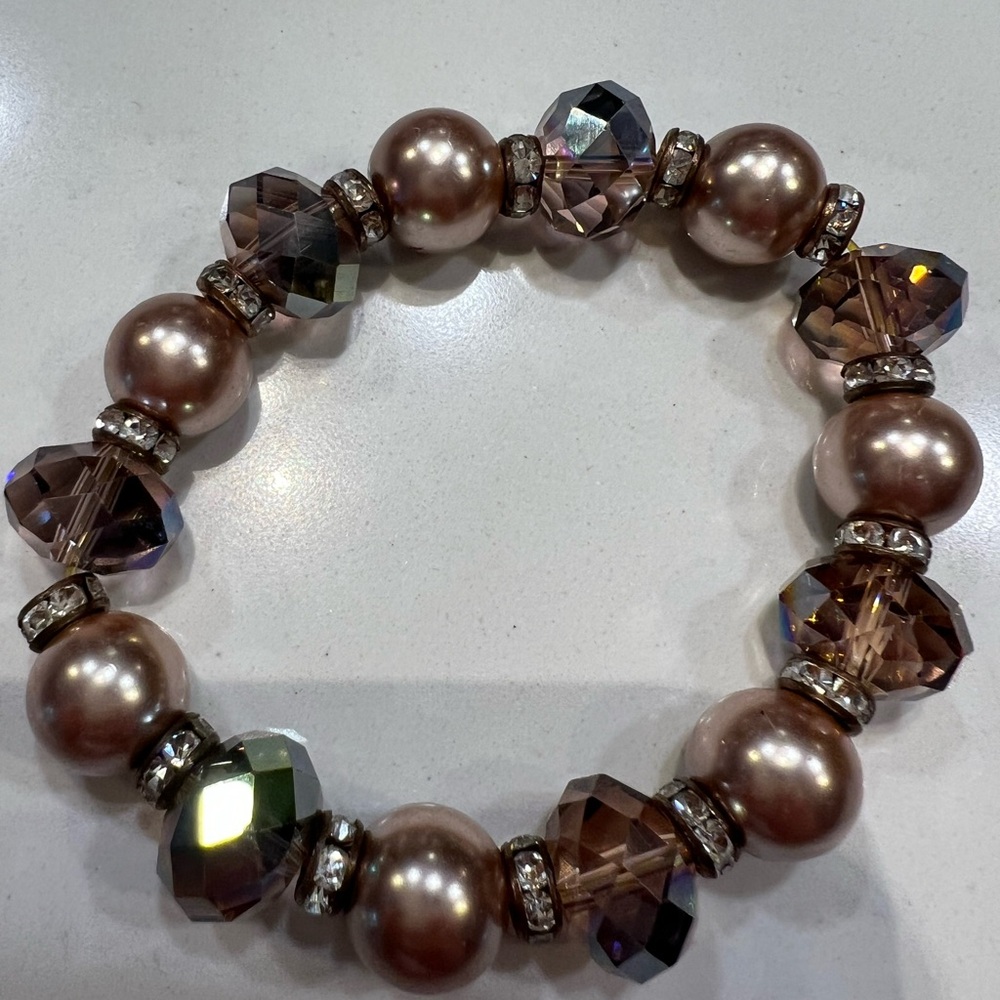 Elegant Rose Beaded Bracelet with Crystals ✨